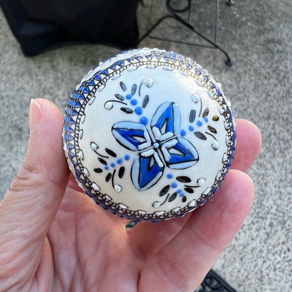 Hand painted  Blue and White Easter Egg Shell - Picture 4 of 4